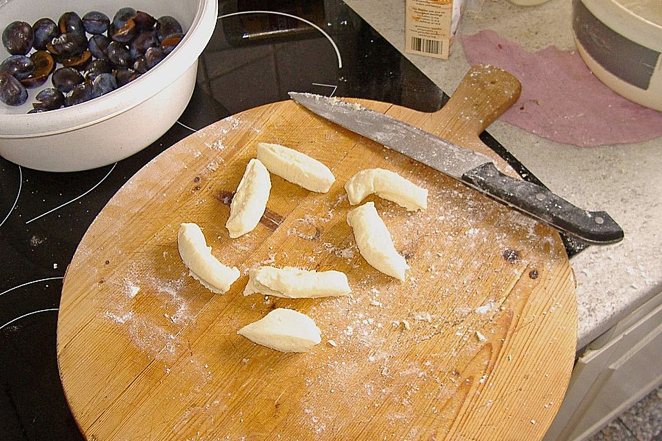 Pflaumenknödel aus Kartoffelteig