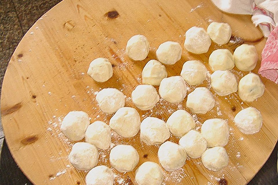 Pflaumenknödel aus Kartoffelteig