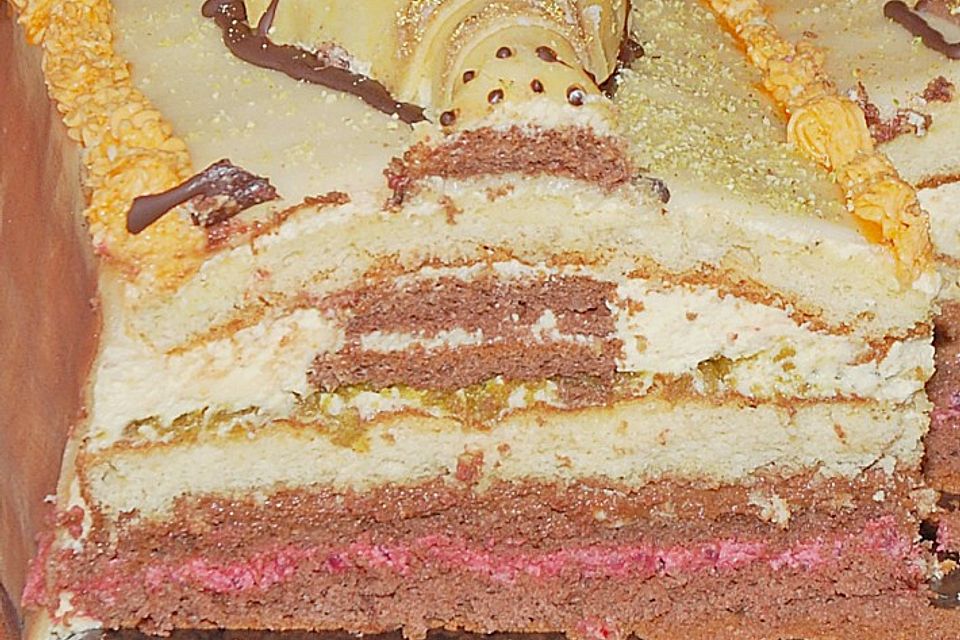 Buchtorte aus Eierlikörteig