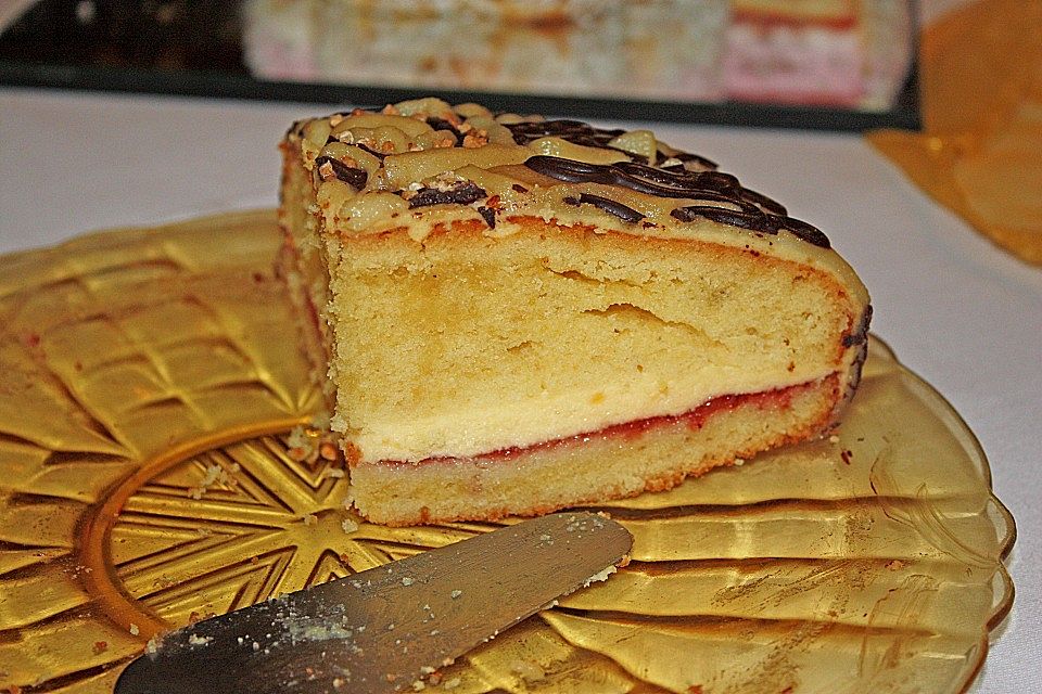 Buchtorte aus Eierlikörteig