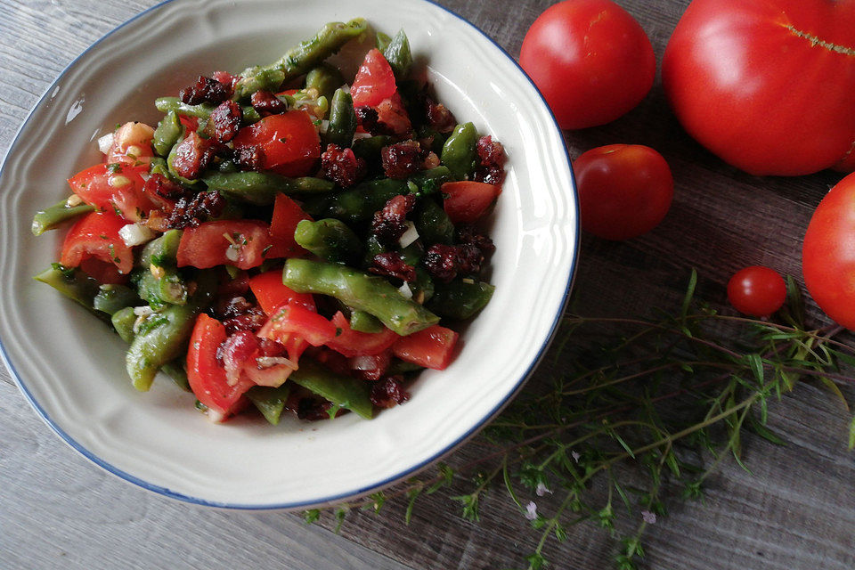 Bohnen-Tomatensalat mit Speck