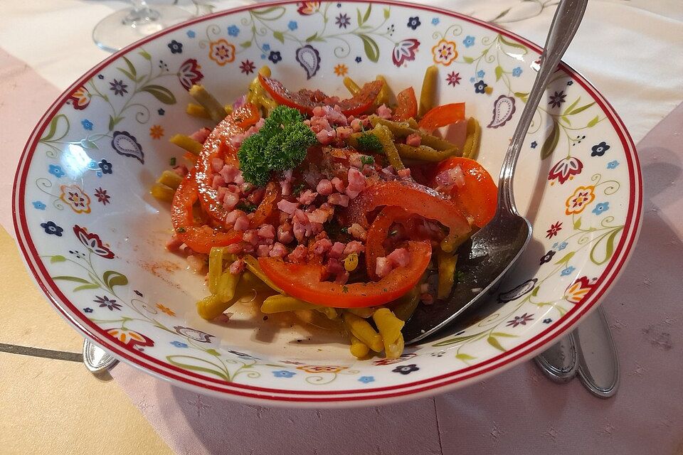 Bohnen-Tomatensalat mit Speck