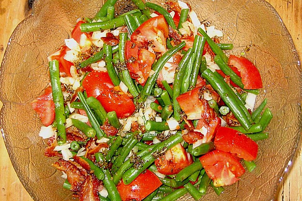 Bohnen-Tomatensalat mit Speck