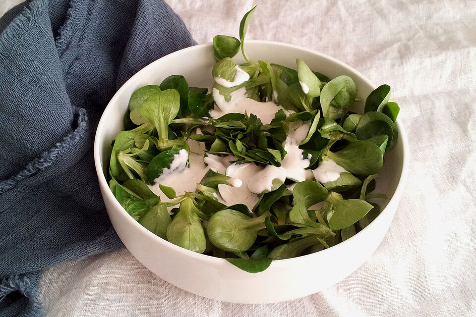 Feldsalat mit Dressing