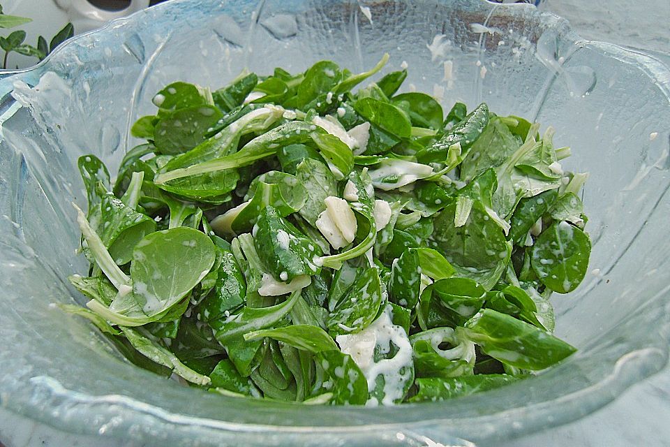 Feldsalat mit Dressing