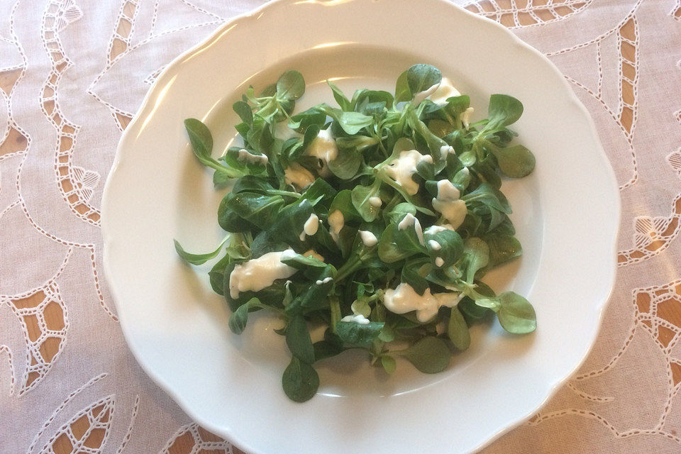 Feldsalat mit Dressing