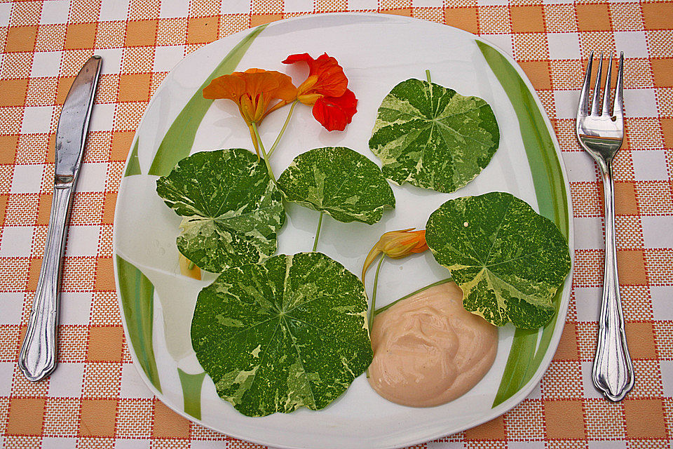 Kapuzinerkressesalat mit Joghurtsauce