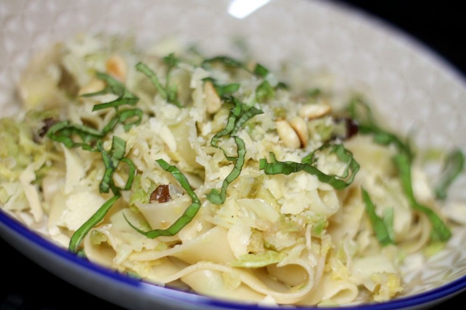 Fettuccine auf mediterranem Wirsing