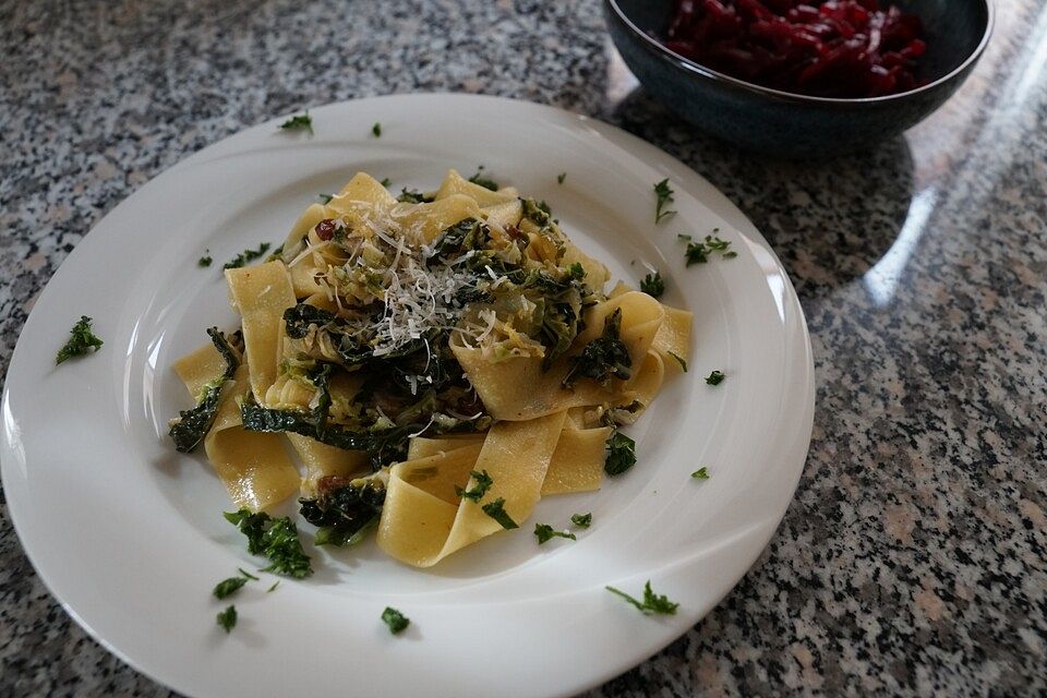 Fettuccine auf mediterranem Wirsing