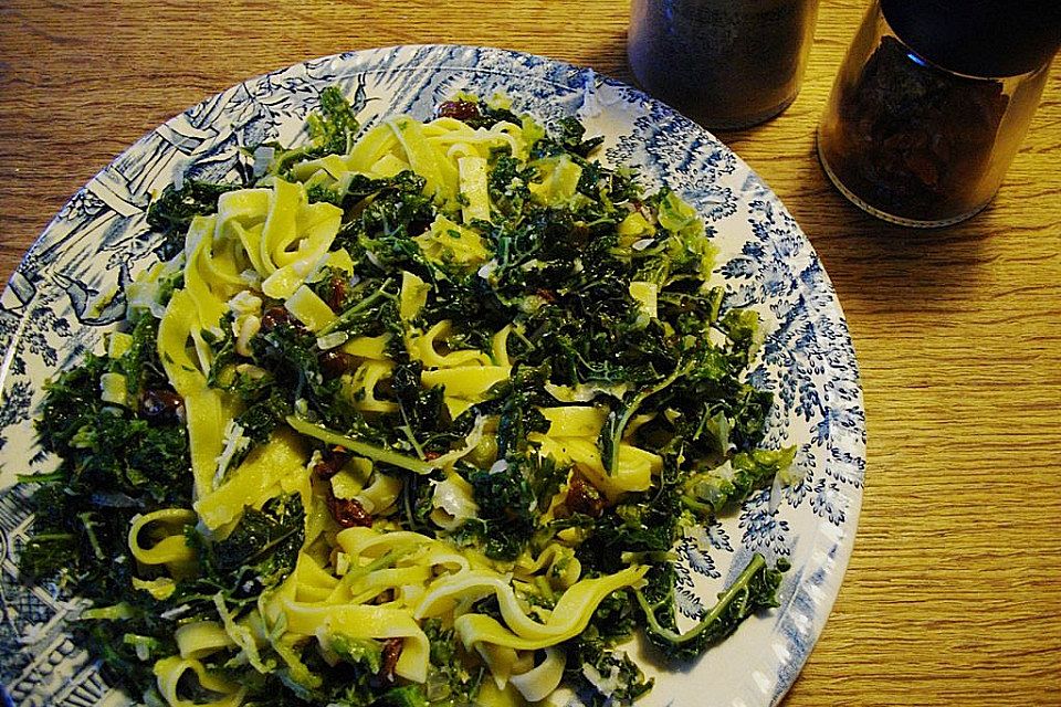 Fettuccine auf mediterranem Wirsing