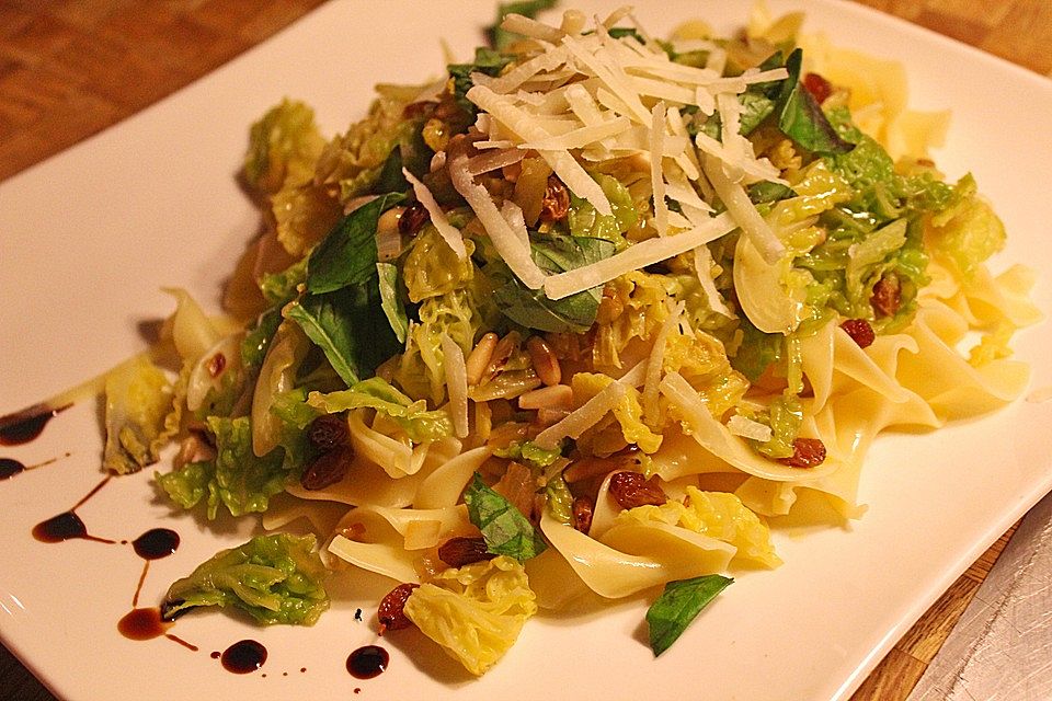 Fettuccine auf mediterranem Wirsing