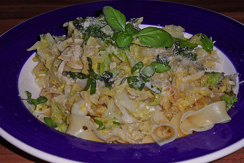 Fettuccine auf mediterranem Wirsing