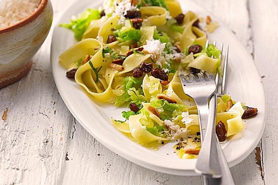 Fettuccine auf mediterranem Wirsing