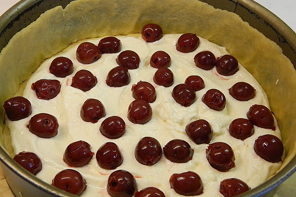 Käsekuchen mit Kirschen