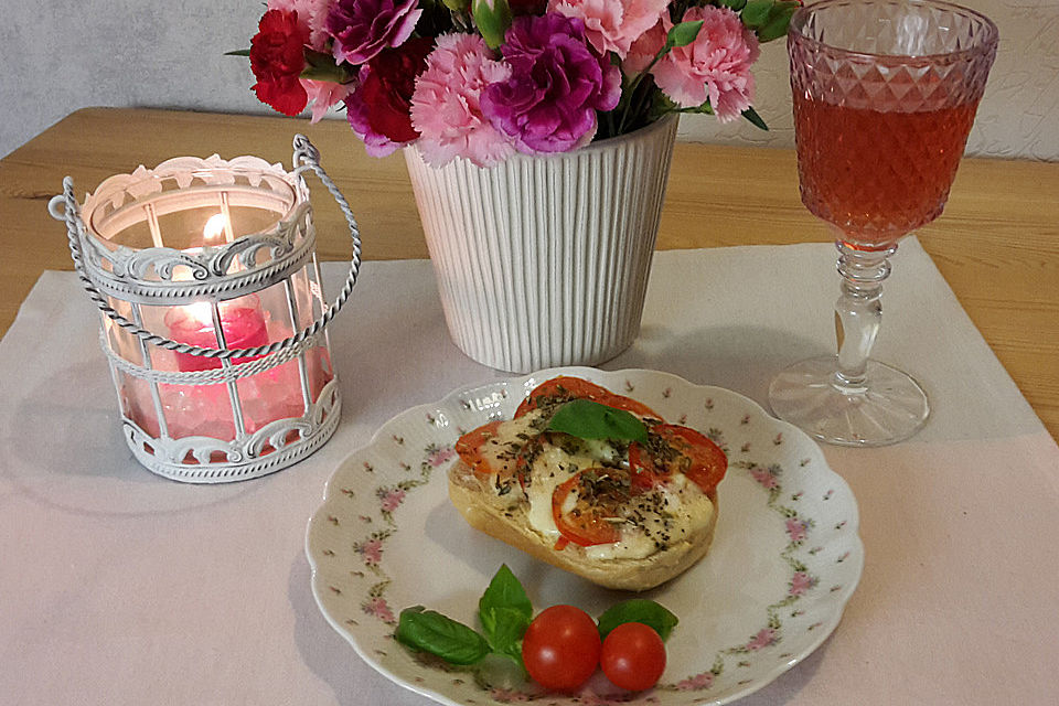 Tomate - Mozzarella - Brötchen überbacken