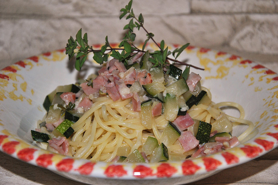 Spagetti mit Zucchinirahmsauce