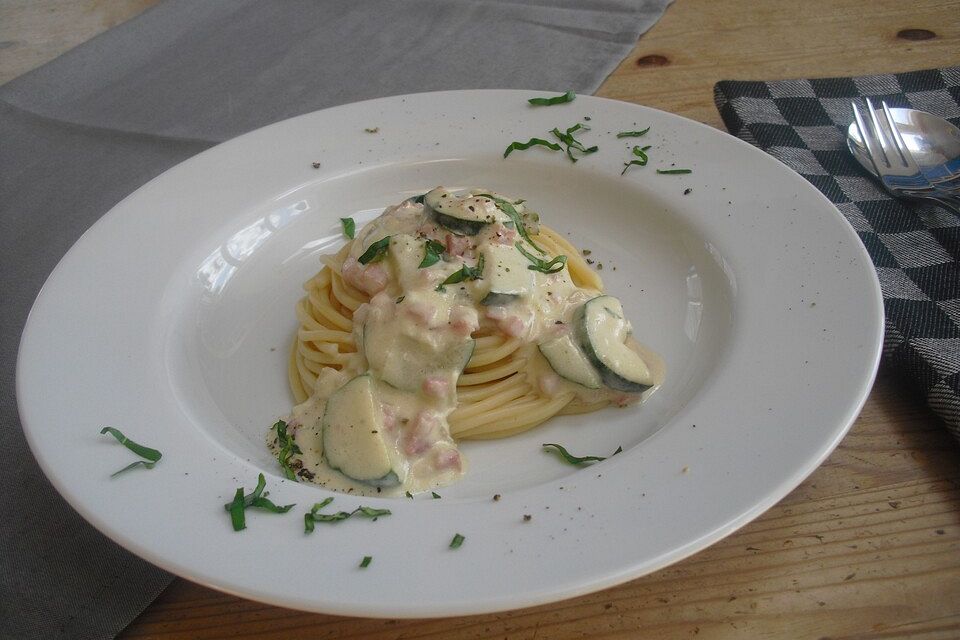 Spagetti mit Zucchinirahmsauce