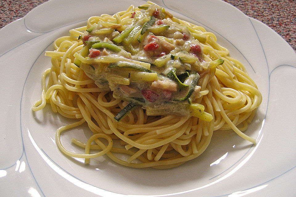 Spagetti mit Zucchinirahmsauce