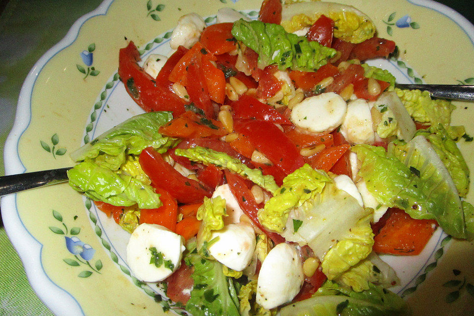 Tomatensalat mit Pinienkernen