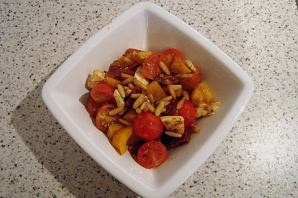 Tomatensalat mit Pinienkernen