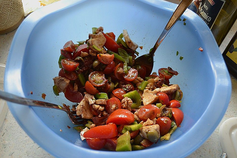 Tomatensalat mit Pinienkernen