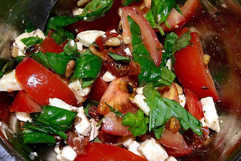 Tomatensalat mit Pinienkernen