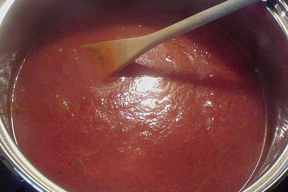 Tomatensuppe mit Käseklößchen