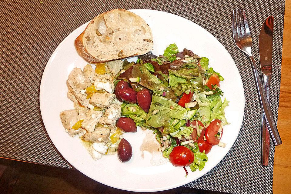 Griechischer Salat mit Hähnchen