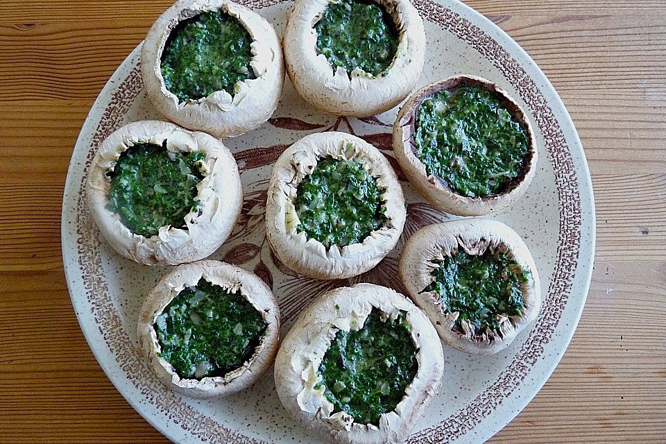 Gefülle Riesenchampignons mit Spinat