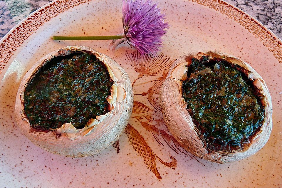 Gefülle Riesenchampignons mit Spinat