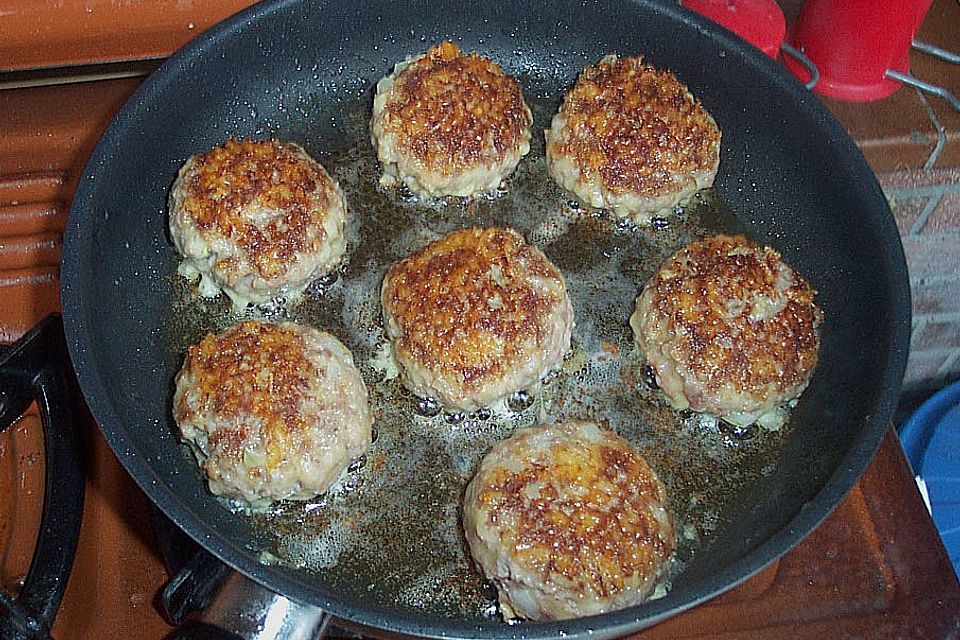 Gegrillte Hackbällchen mit Käse