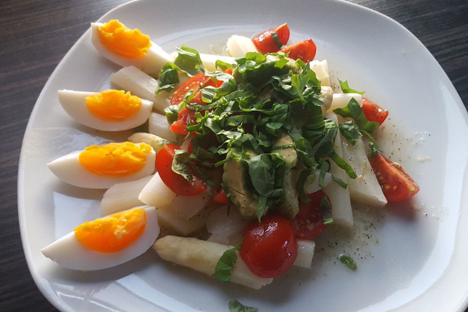 Spargelsalat mit Eiern,  Avocado, Tomaten