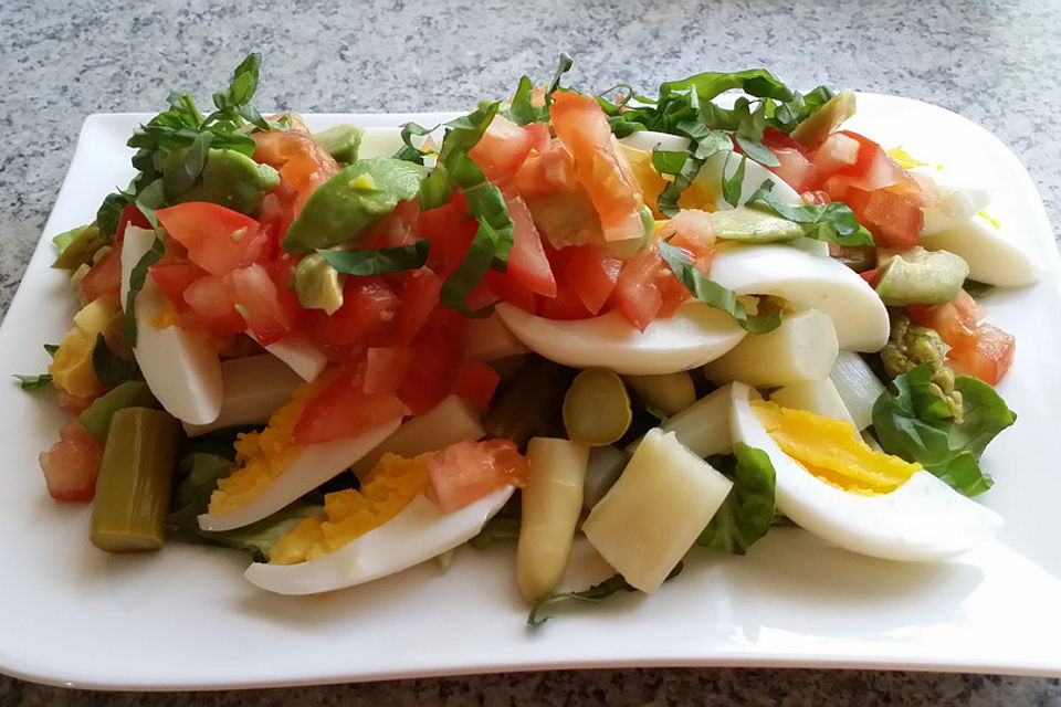 Spargelsalat mit Eiern,  Avocado, Tomaten