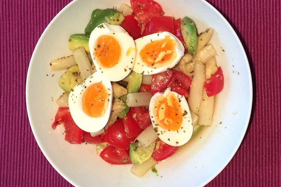 Spargelsalat mit Eiern,  Avocado, Tomaten