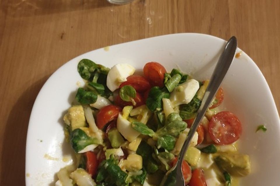 Spargelsalat mit Eiern,  Avocado, Tomaten