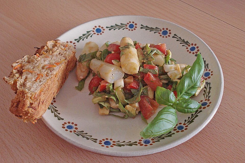 Spargelsalat mit Eiern,  Avocado, Tomaten