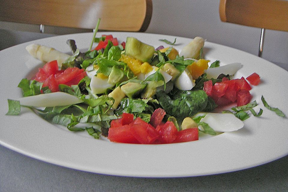 Spargelsalat mit Eiern,  Avocado, Tomaten