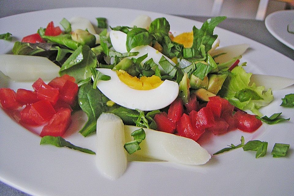 Spargelsalat mit Eiern,  Avocado, Tomaten