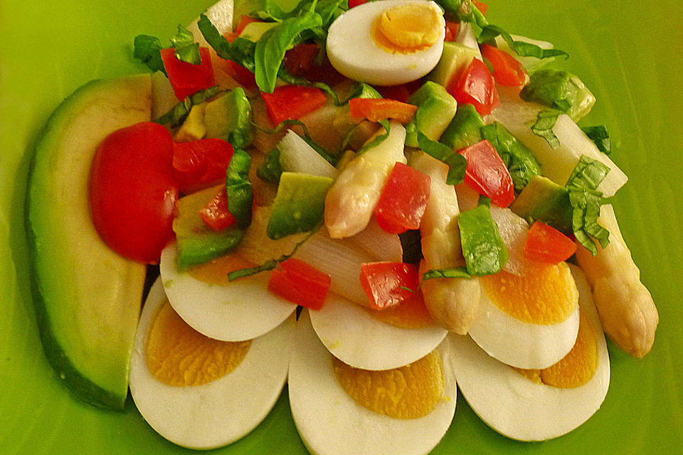 Spargelsalat mit Eiern,  Avocado, Tomaten