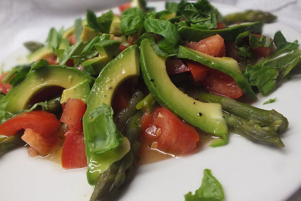 Spargelsalat mit Eiern,  Avocado, Tomaten