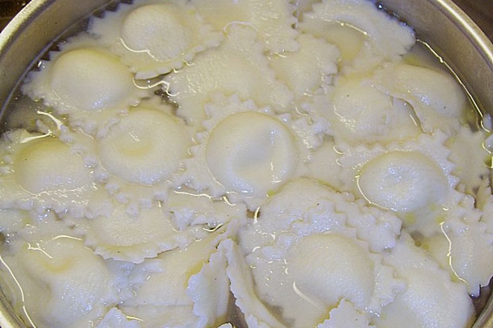 Selbstgemachte Kräuter - Ricotta - Tortellini