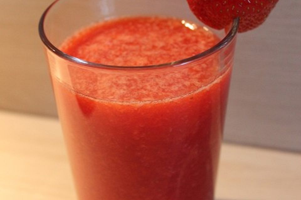 Erdbeerlimonade mit frischen Erdbeeren