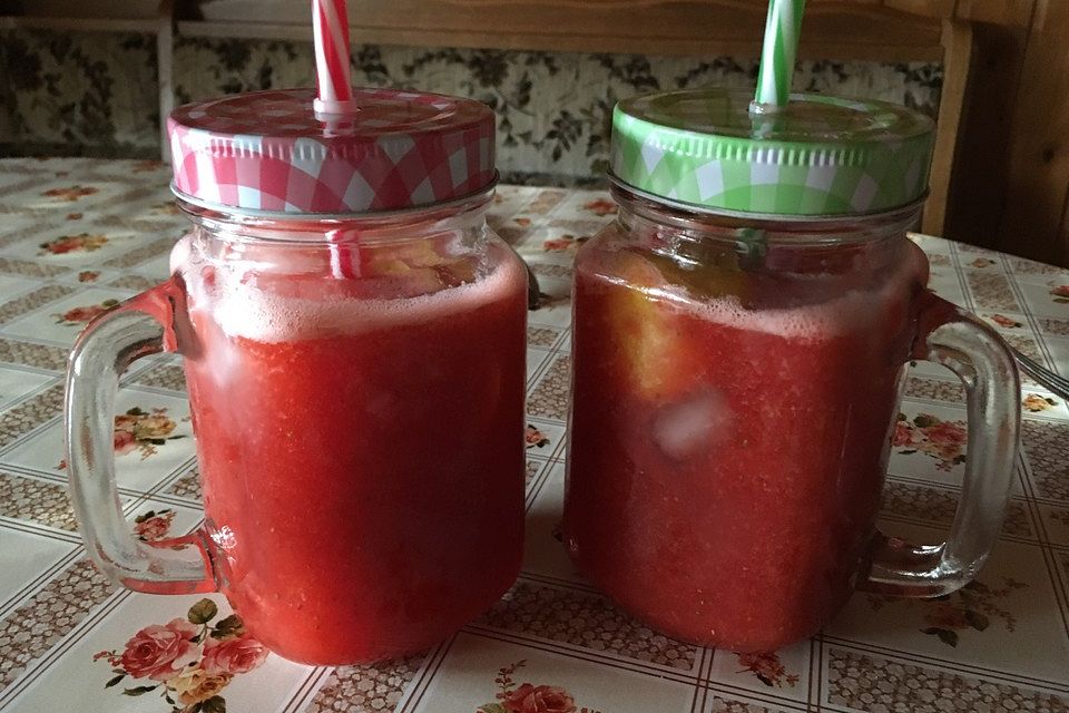 Erdbeerlimonade mit frischen Erdbeeren