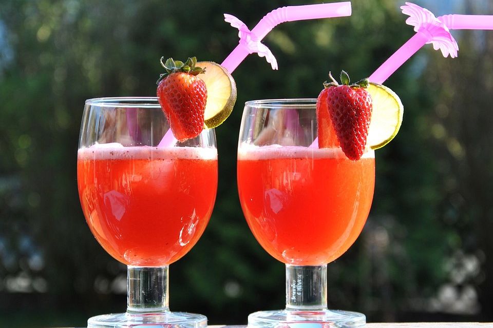 Erdbeerlimonade mit frischen Erdbeeren