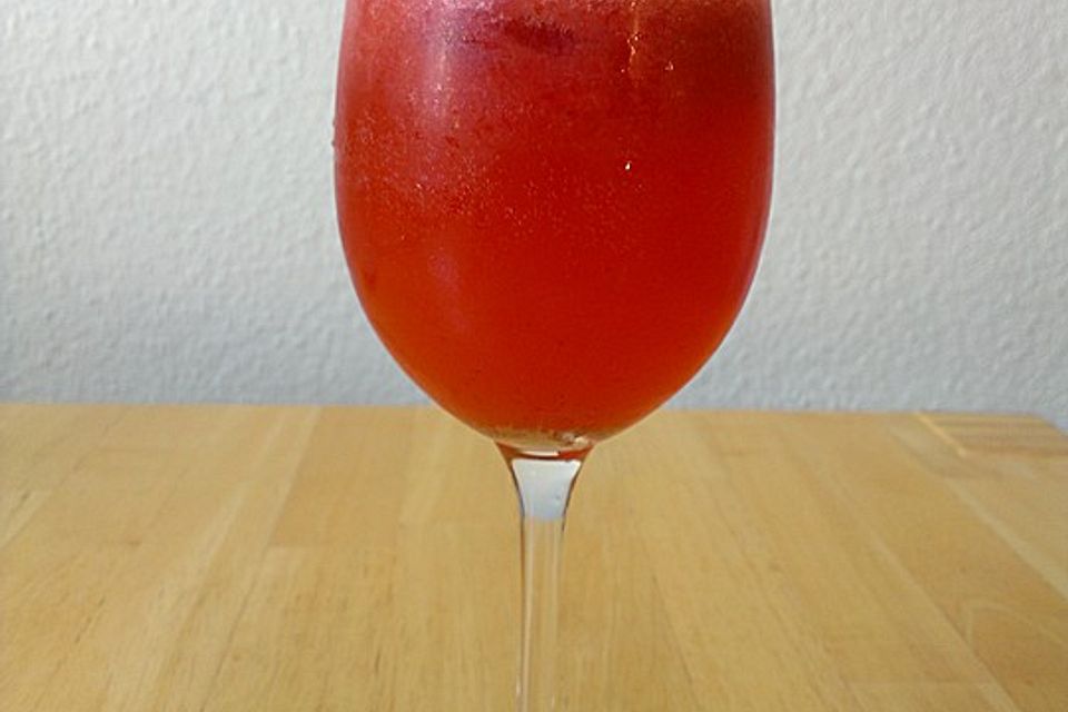 Erdbeerlimonade mit frischen Erdbeeren