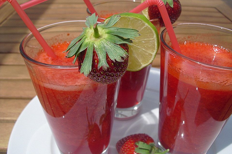 Erdbeerlimonade mit frischen Erdbeeren