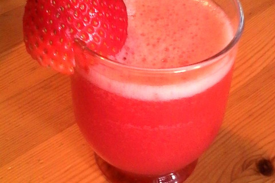 Erdbeerlimonade mit frischen Erdbeeren