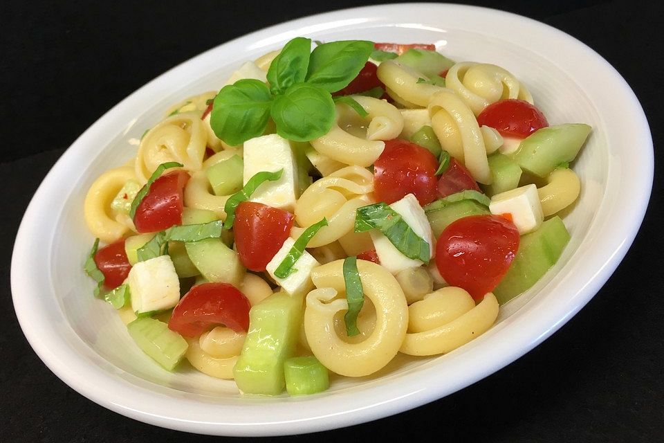 Pasta - Salat mit Mozzarella