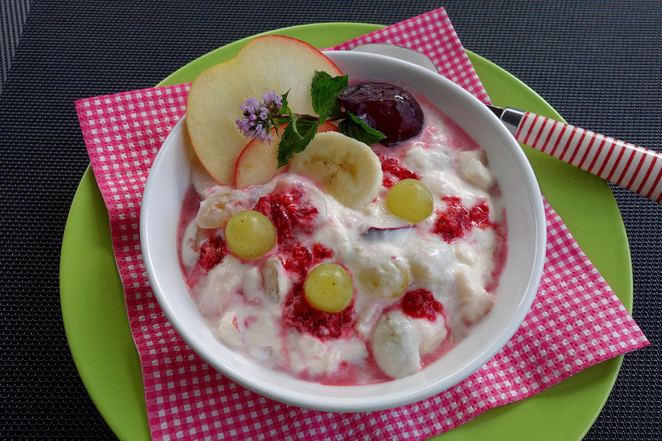 Quarkspeise mit Früchten