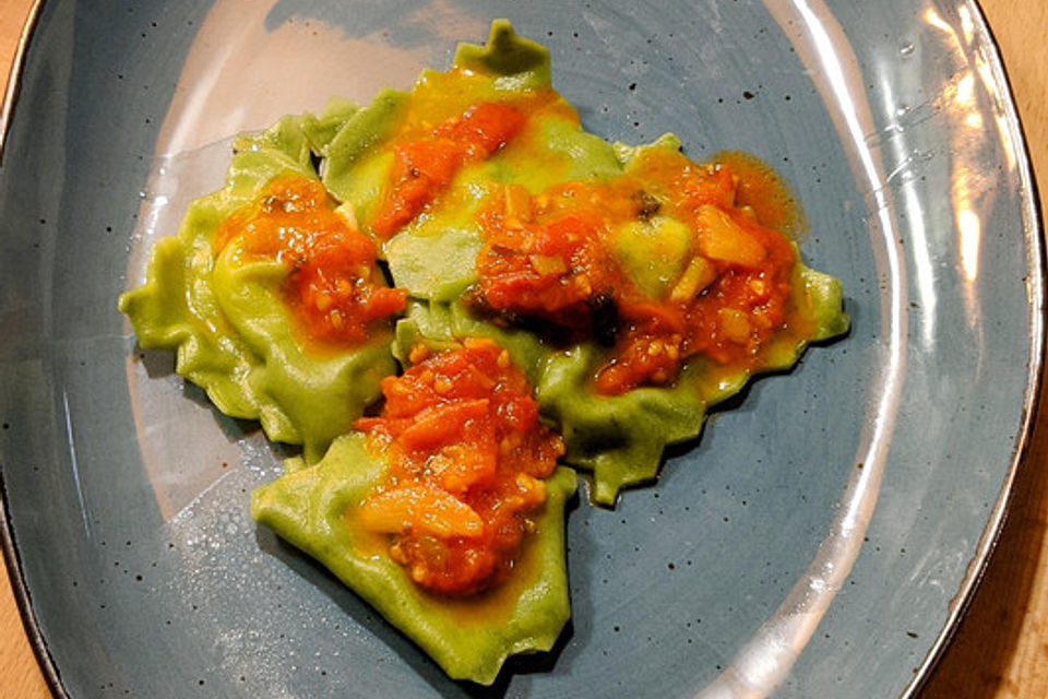 Grüne Käsetortellini mit Tomatensauce